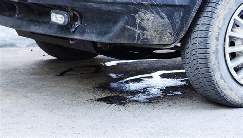 8 Reasons Your Car Is Leaking Transmission Fluid。